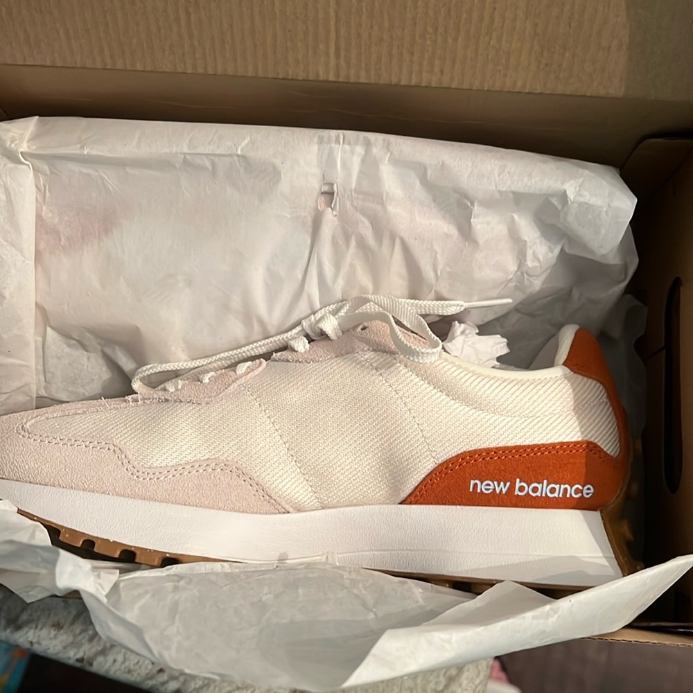 New Balance Women's 327 Shoes